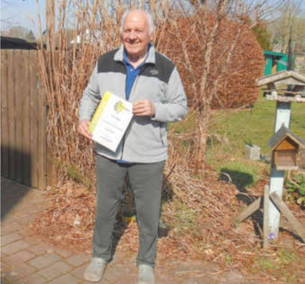 Gert Flöge wird für 70 Jahre Vereinstreue im TV-Scheeßel geehrt